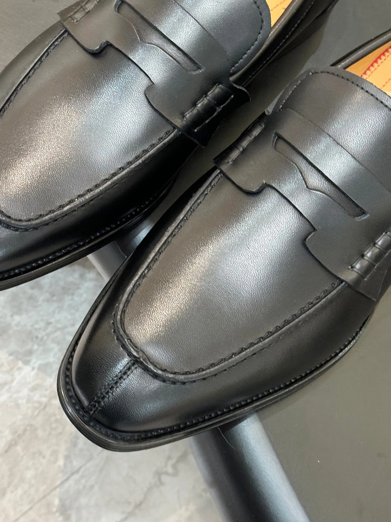 Batch 1080 yuan 💰CL～High-end men’s 👔casual loafers with red soles! ••🆑Genuine and top-quality goods from original orders ••✅💯 Purchase goods from top-quality original orders! Original imported patterned cowhide➕Imported cowhide lining➕Cowhide feet➕Original leather outsole~Size: 39-44 (38, 45.46.47 can be customized)